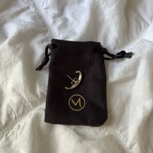 Single Bold Hook Stud